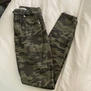 Good American - Good Waist Camo Jeans
